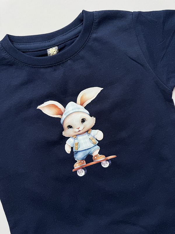 Koszulka granatowa z krótkim rękawem królik na deskorolce rozmiar 86