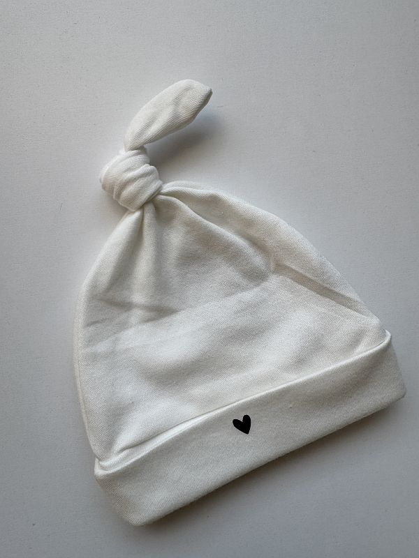 Czapeczka supełek ecru z serduszkiem rozmiar 62