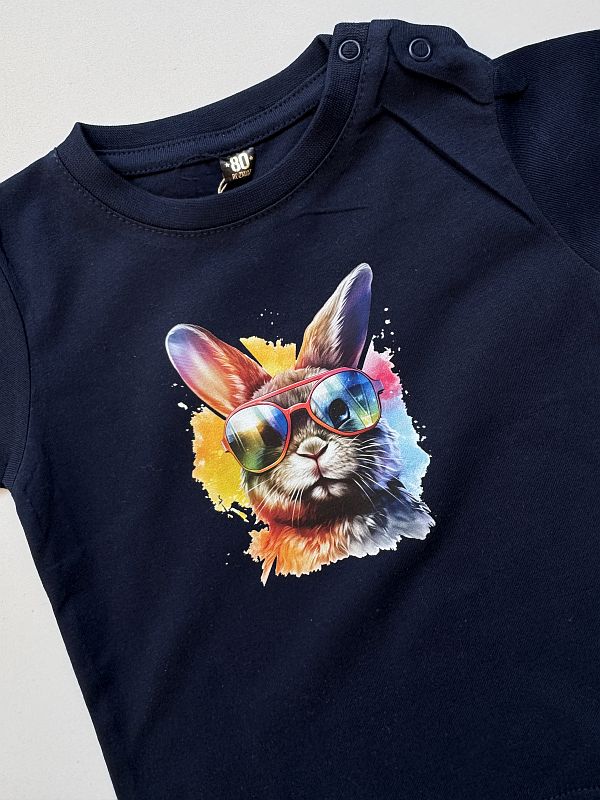 Koszulka granatowa z krótkim rękawem kolorowy zając rozmiar 80