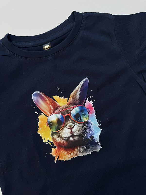 Koszulka granatowa z krótkim rękawem kolorowy zając rozmiar 110