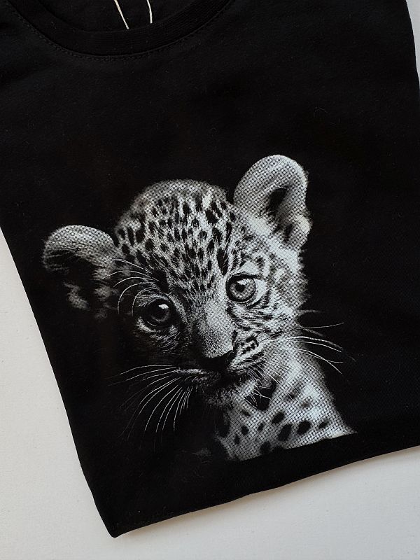 Koszulka czarna z krótkim rękawem lampart rozmiar 134