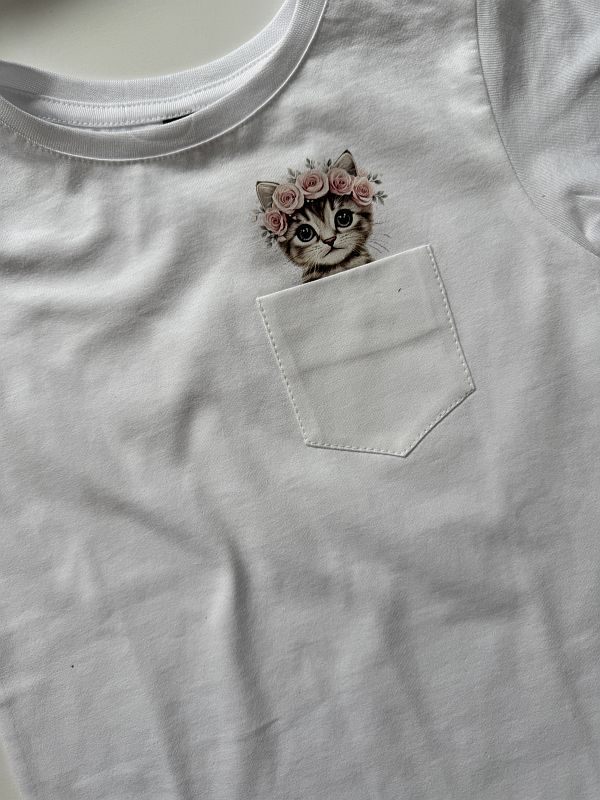 Koszulka biała z krótkim rękawem kotek w kieszonce rozmiar 128