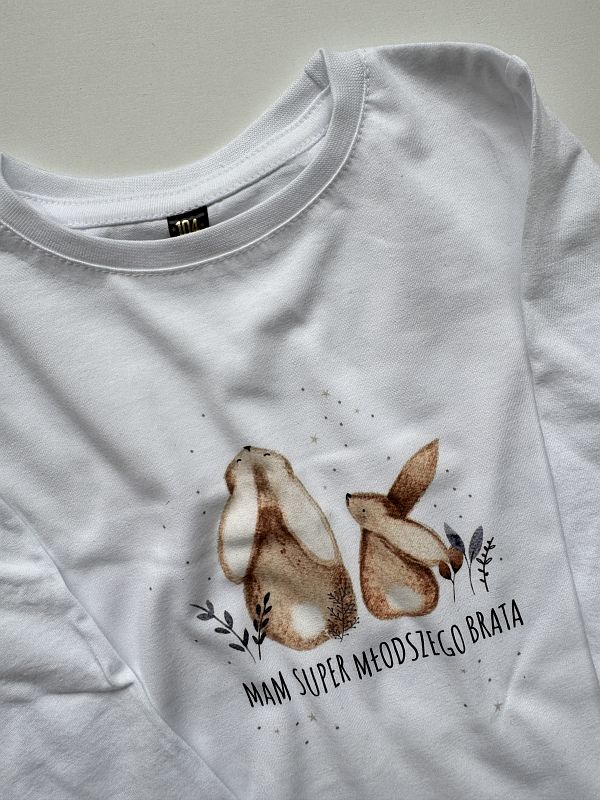 Koszulka biała z długim rękawem mam super młodszego brata rozmiar 104