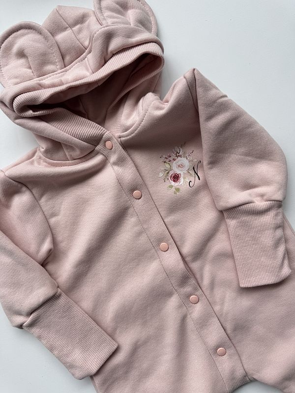 Różowy kombinezon z inicjałem N rozmiar 68