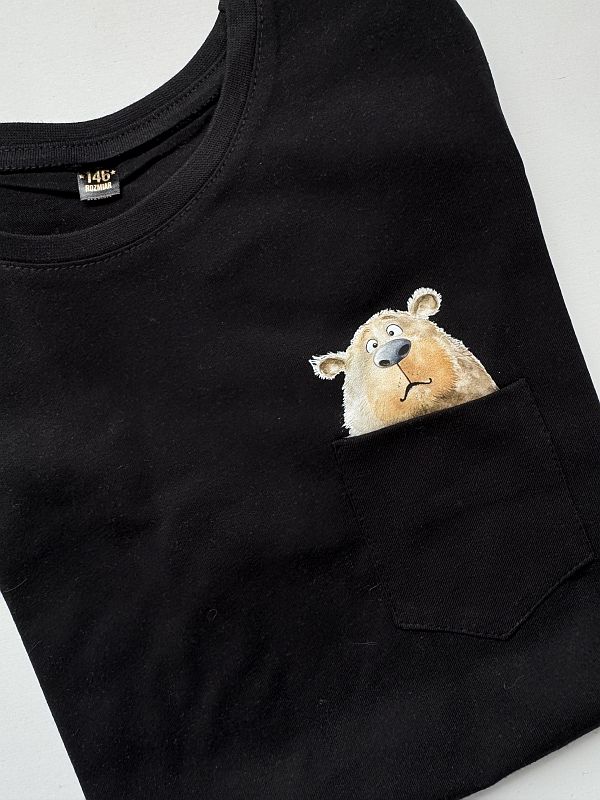 Koszulka czarna z krótkim rękawem miś w kieszonce rozmiar 146