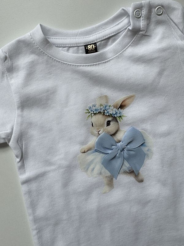 Koszulka biała z krótkim rękawem królikz niebieską kokardą rozmiar 80
