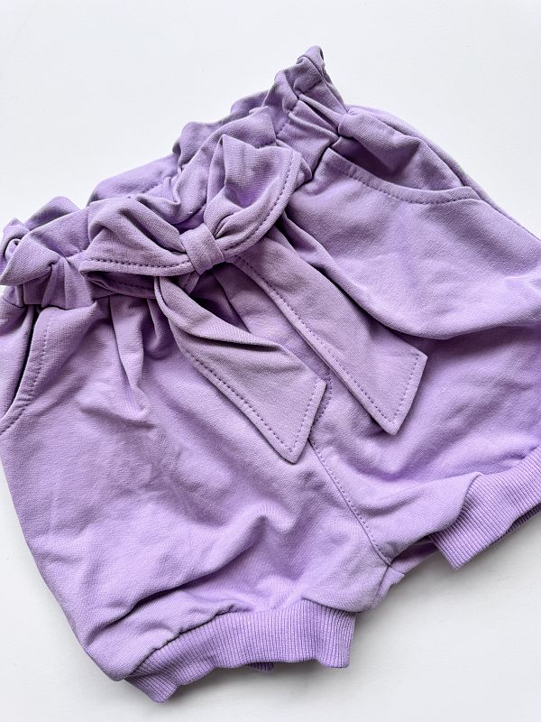 Liliowe spodenki z kokardą rozmiar 116