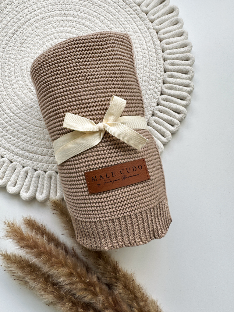 Kawowy kocyk dla niemowlaka