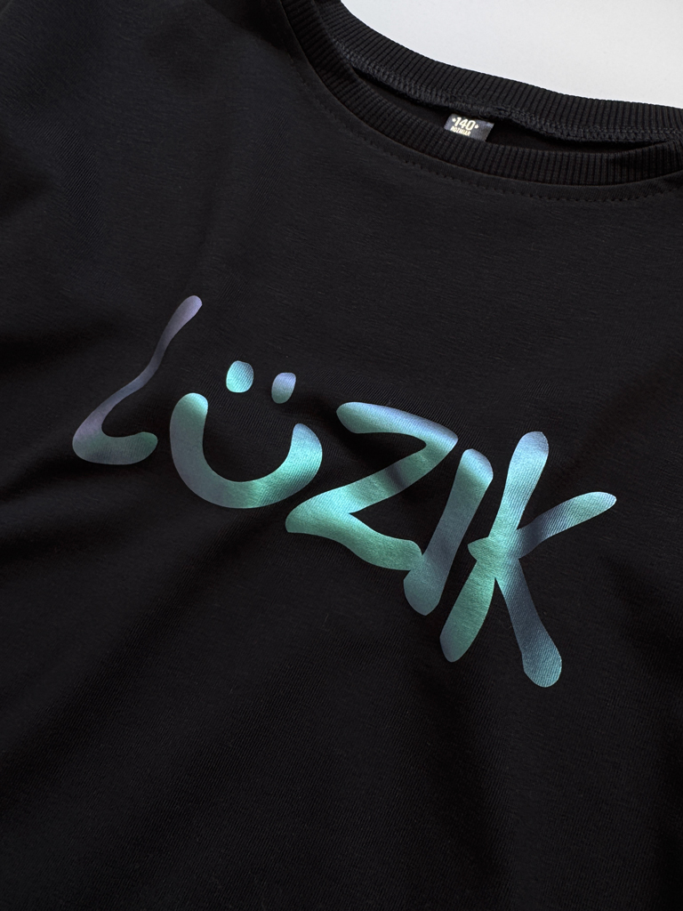 Czarna koszulka dziecięca oversize z nadrukiem luzik
