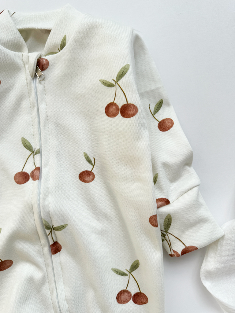 Pajacyk niemowlęcy na suwak ze stópkami wisienki