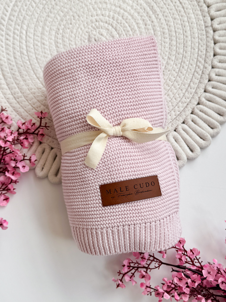 Różowy kocyk dla niemowlaka