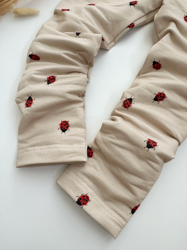 Legginsy dziecięce biedronki na beżu