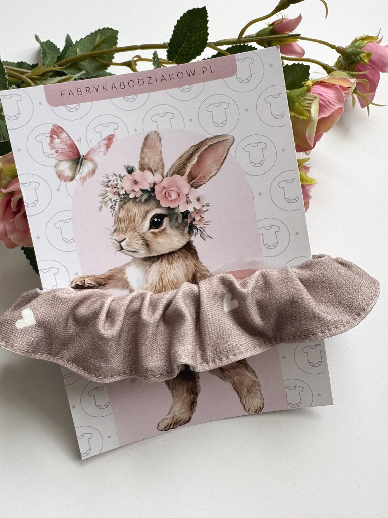 Gumka scrunchie do włosów serduszka na beżu