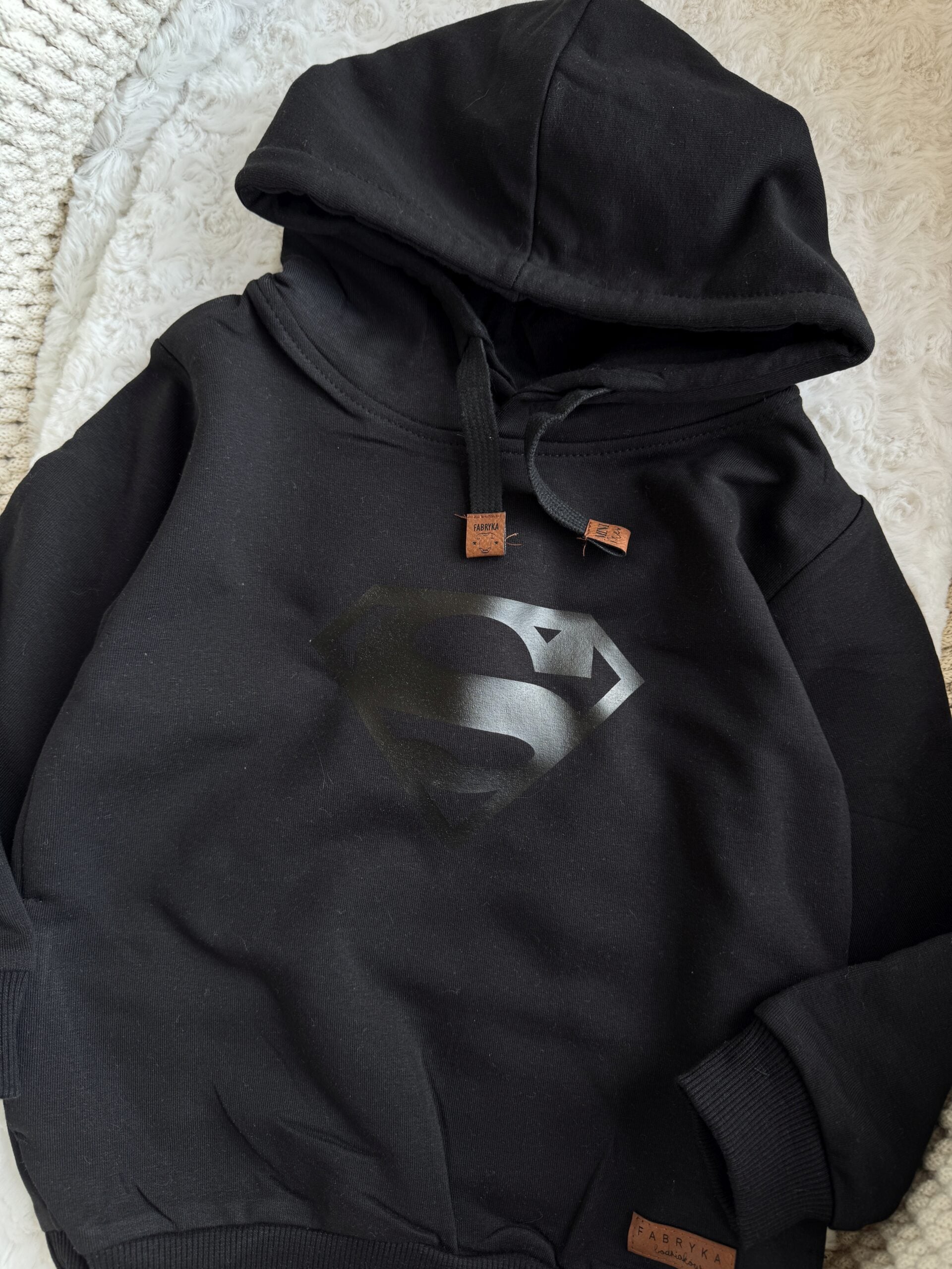 Bluza z kapturem czarna znak supermana rozmiar 92