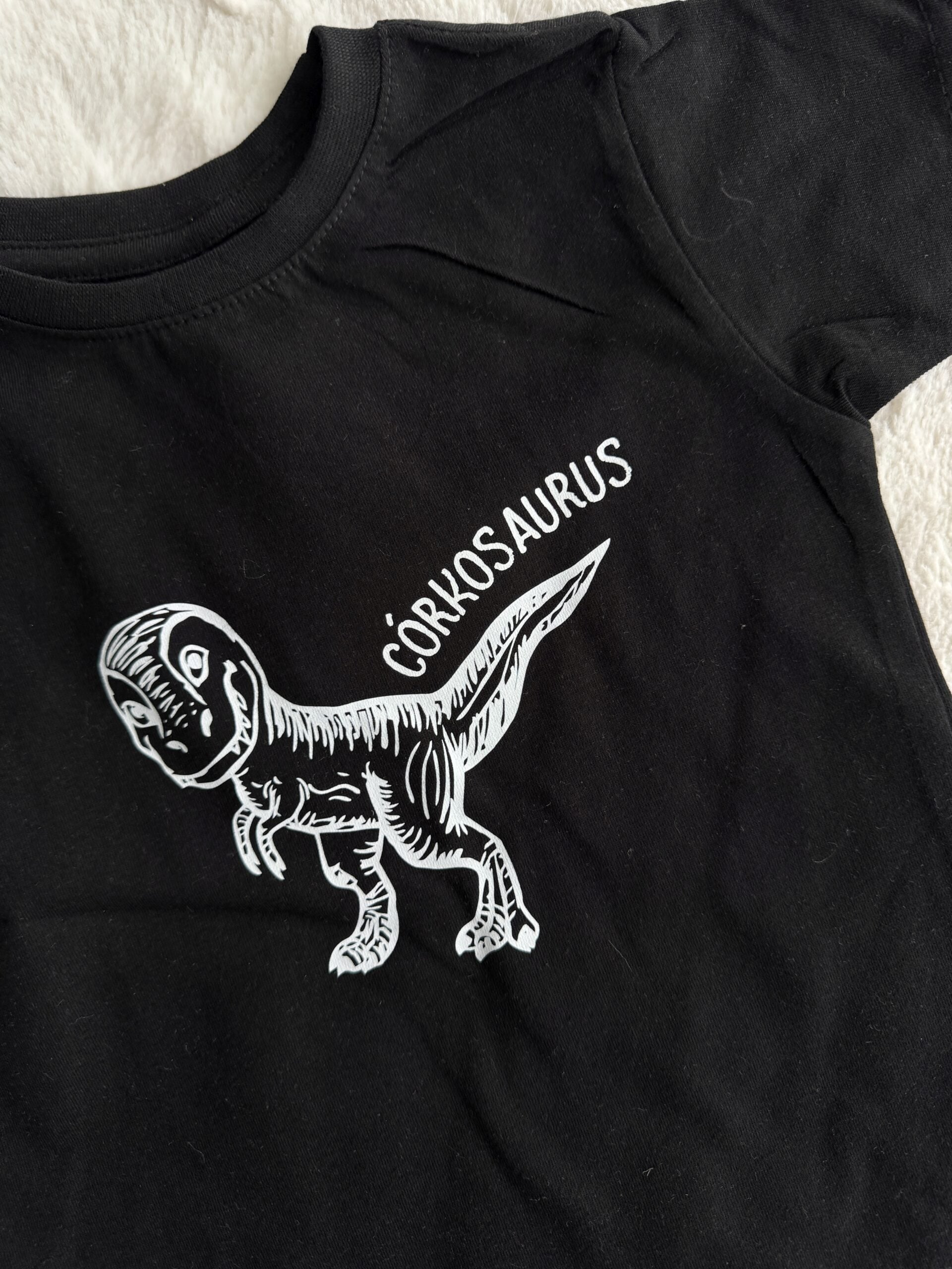 Koszulka czarna z krótkim rękawem córkosaurus rozmiar 98