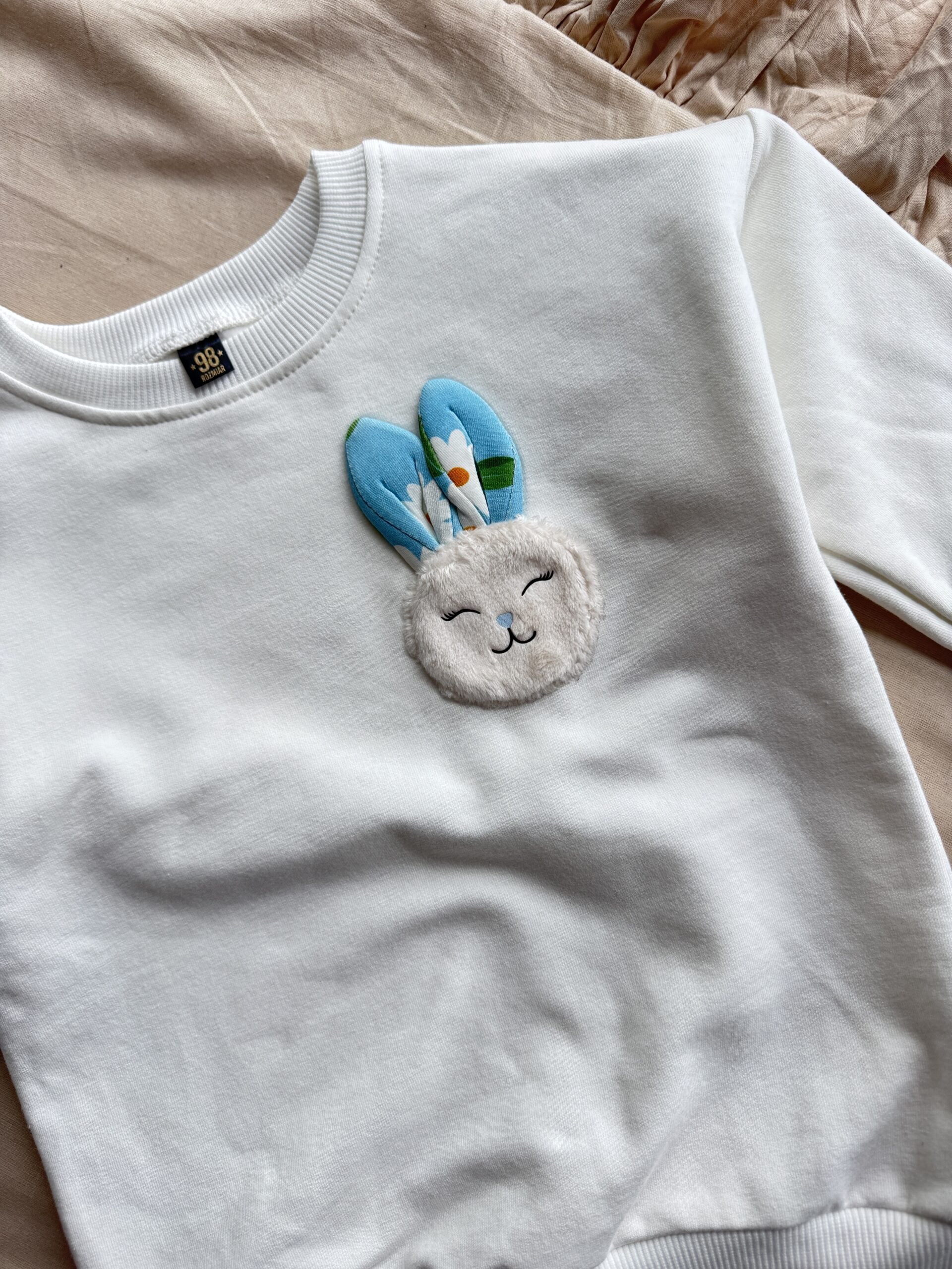 Bluza ecru logo króliczka rozmiar 98
