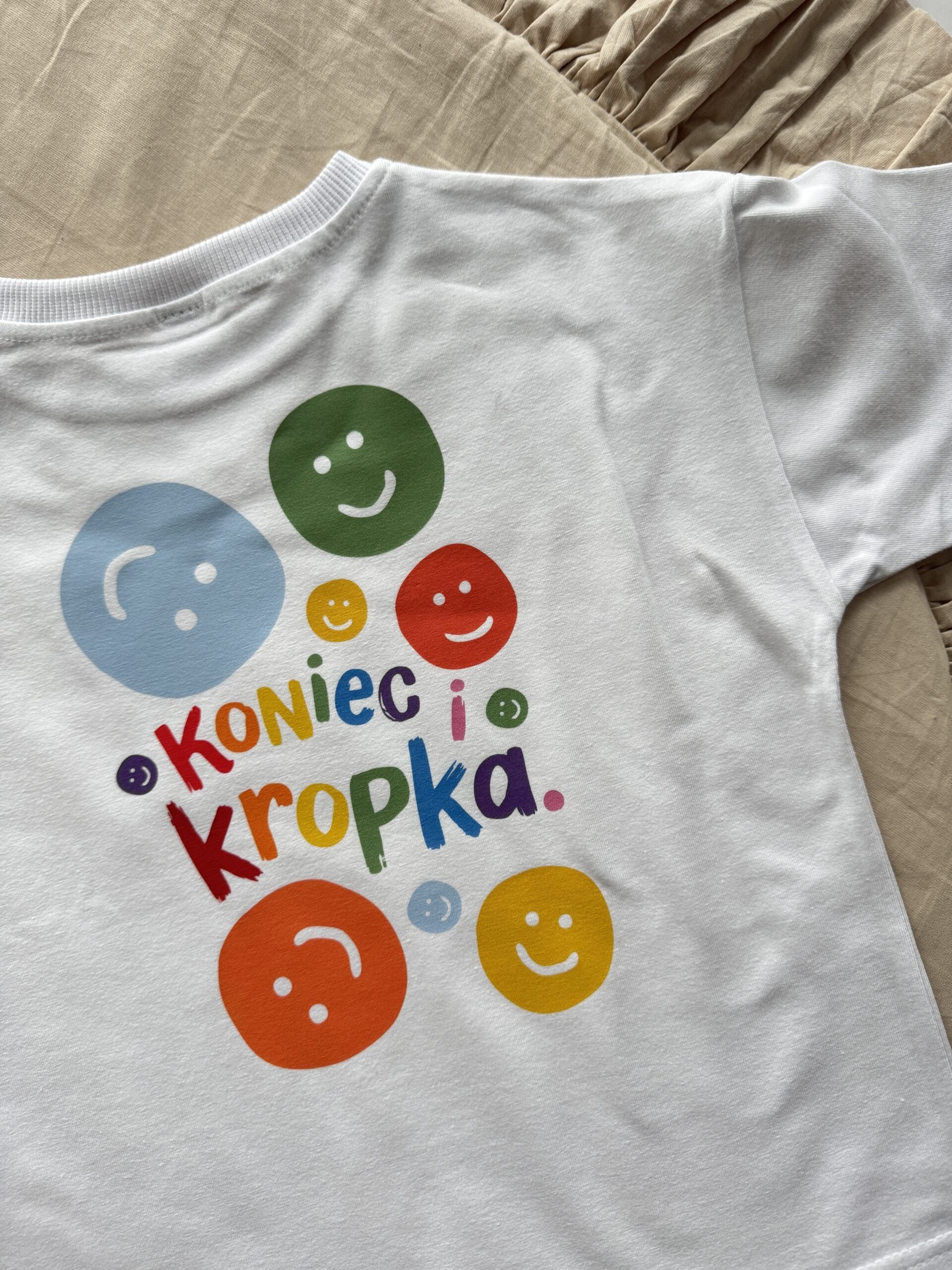 Koszulka biała z krótkim rękawem koniec i kropka rozmiar 98