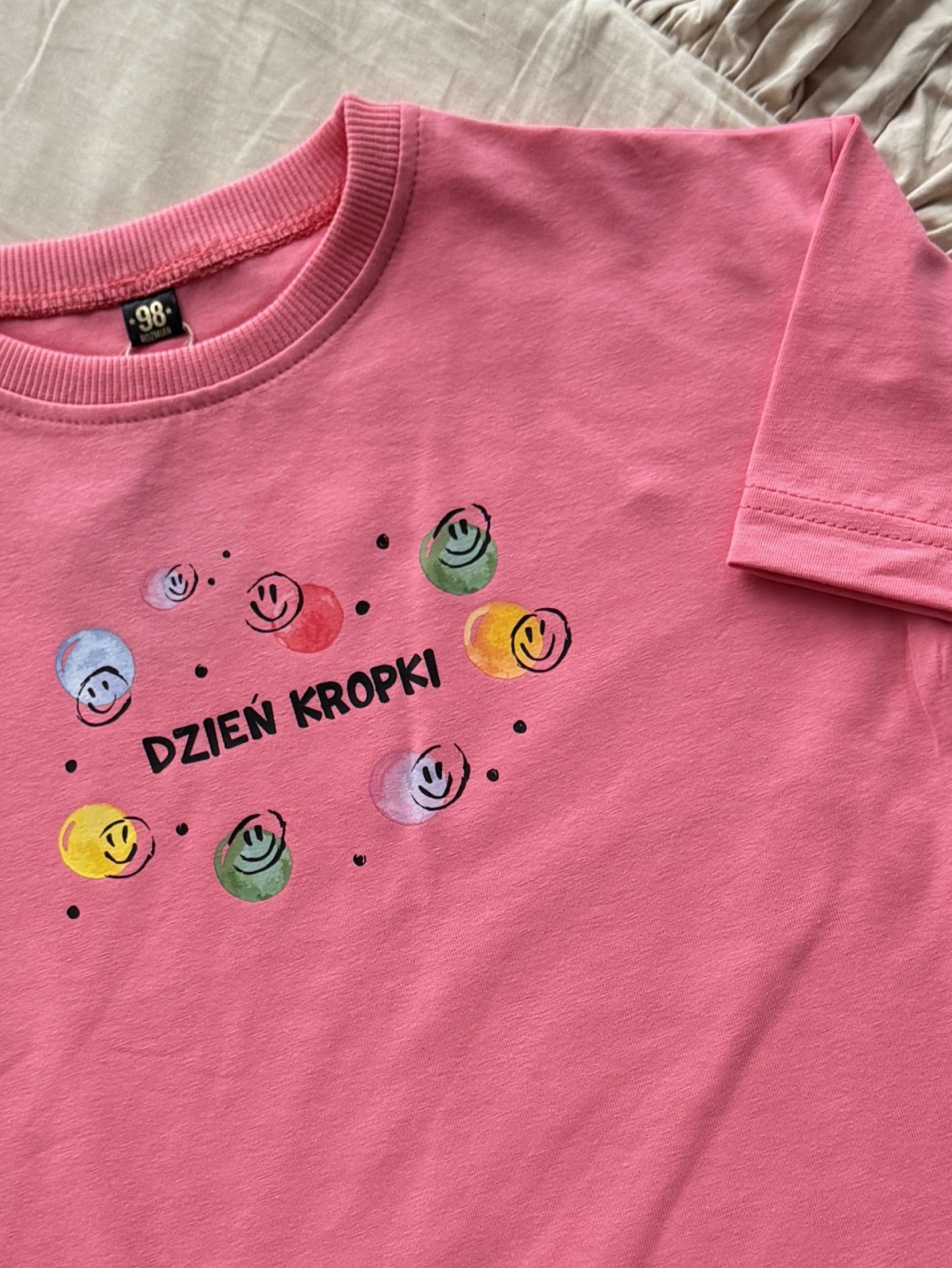 Koszulka malinowa z krótkim rękawem dzień kropki rozmiar 98