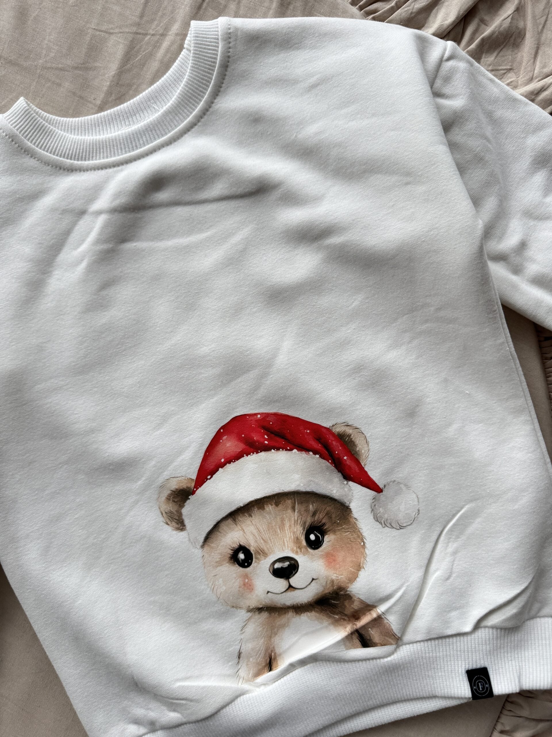 Bluza ecru miś w czapce Mikołaja rozmiar 98