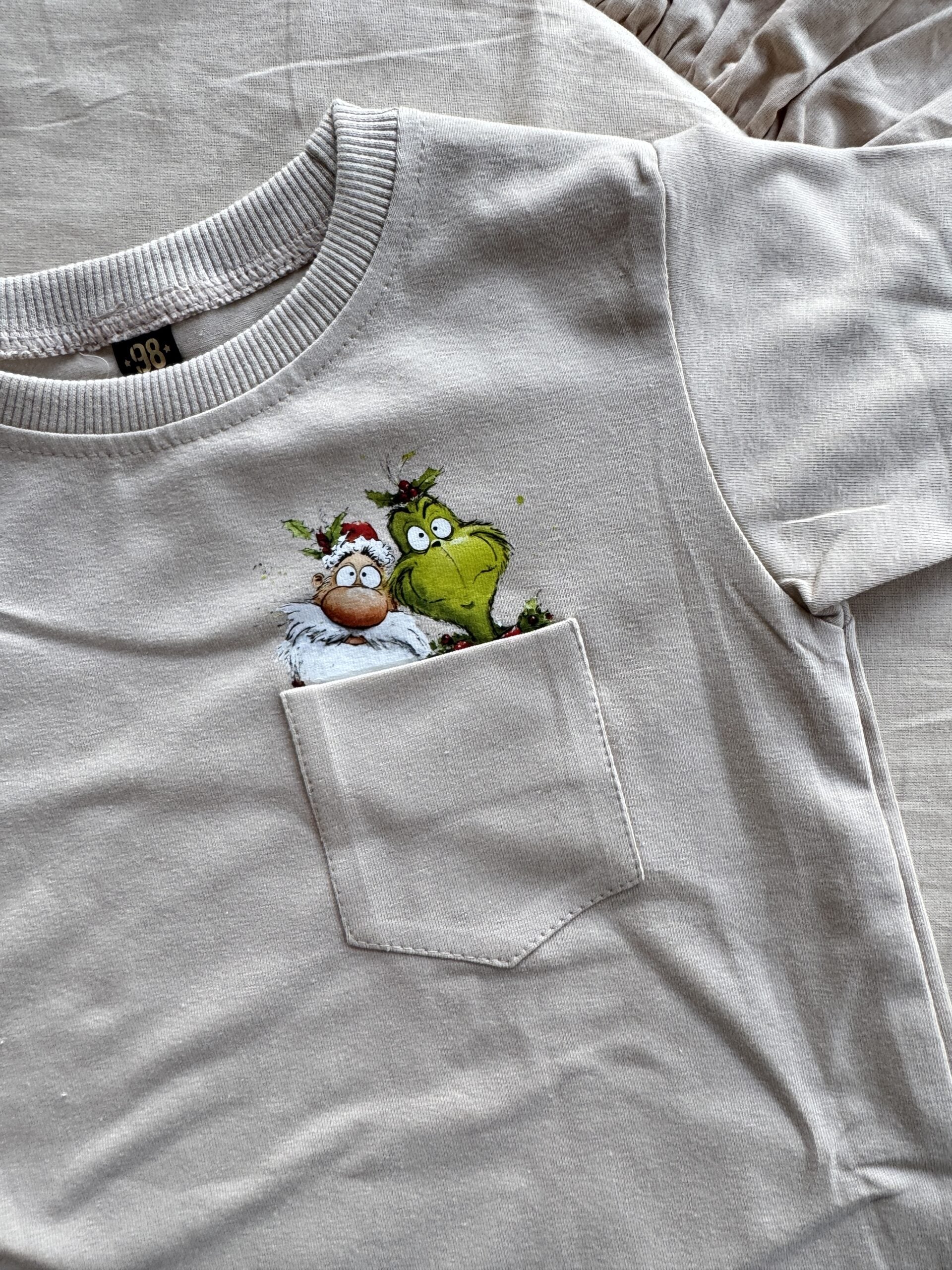 Koszulka beżowa z krótkim rękawem Mikołaj i grinch w kieszonce rozmiar 98