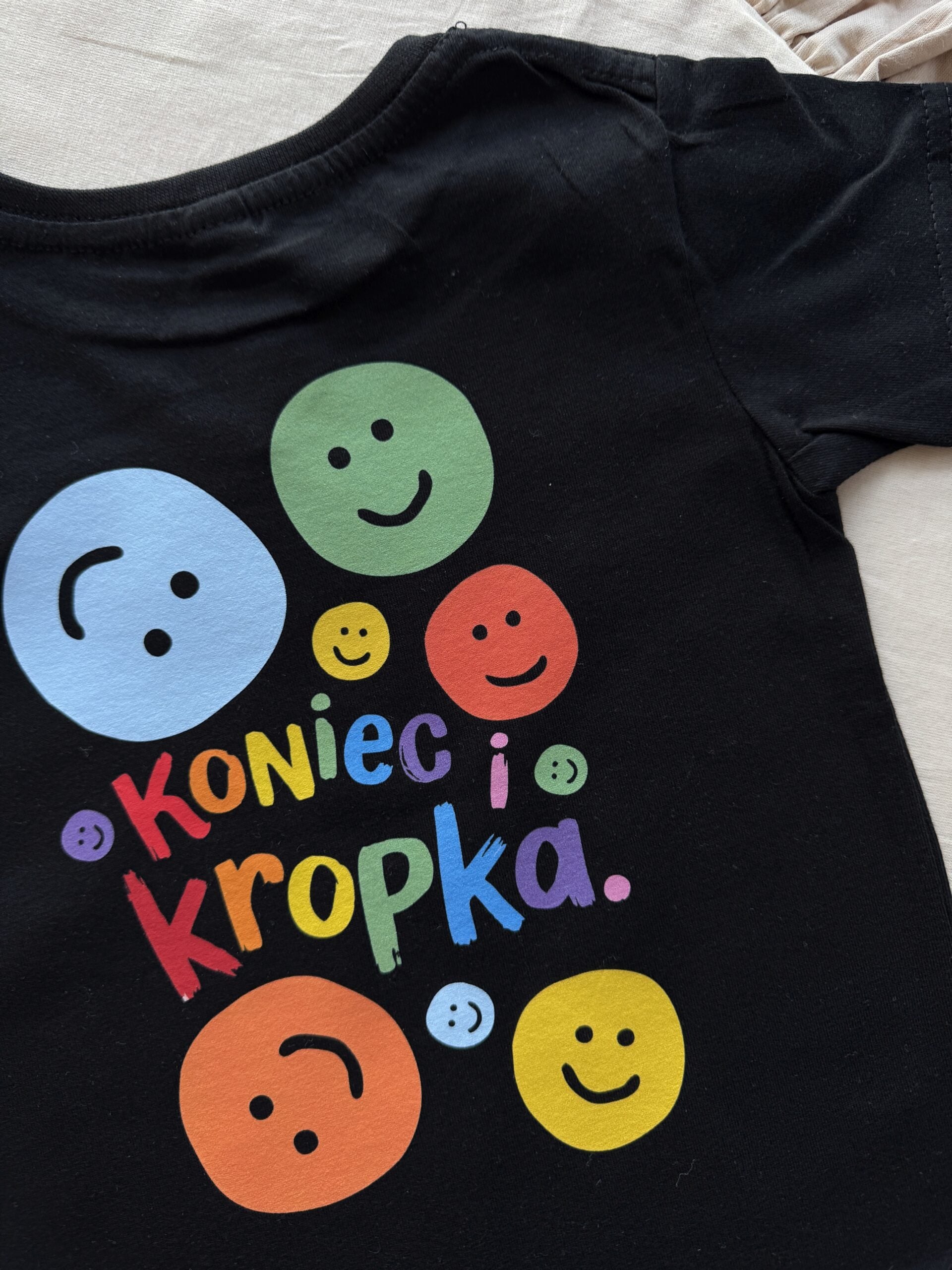 Koszulka czarna z krótkim rękawem koniec i kropka rozmiar 98
