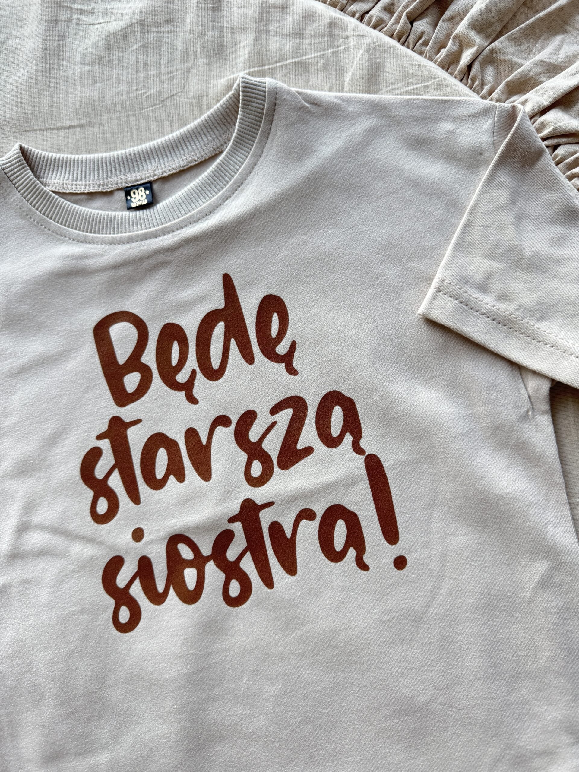 Koszulka beżowa z krótkim rękawem będę starszą siostrą rozmiar 98