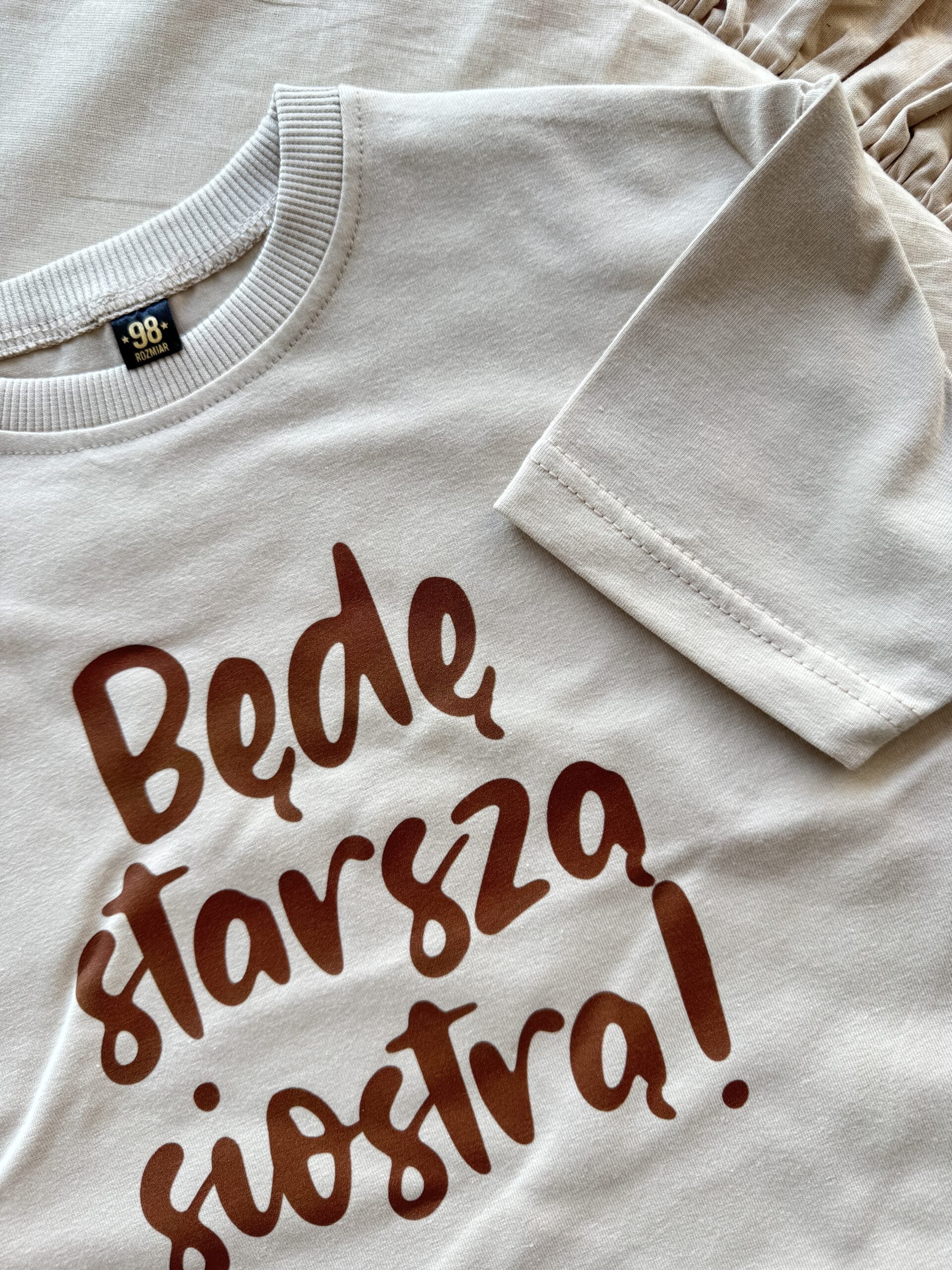 Koszulka beżowa z krótkim rękawem będę starszą siostrą rozmiar 98