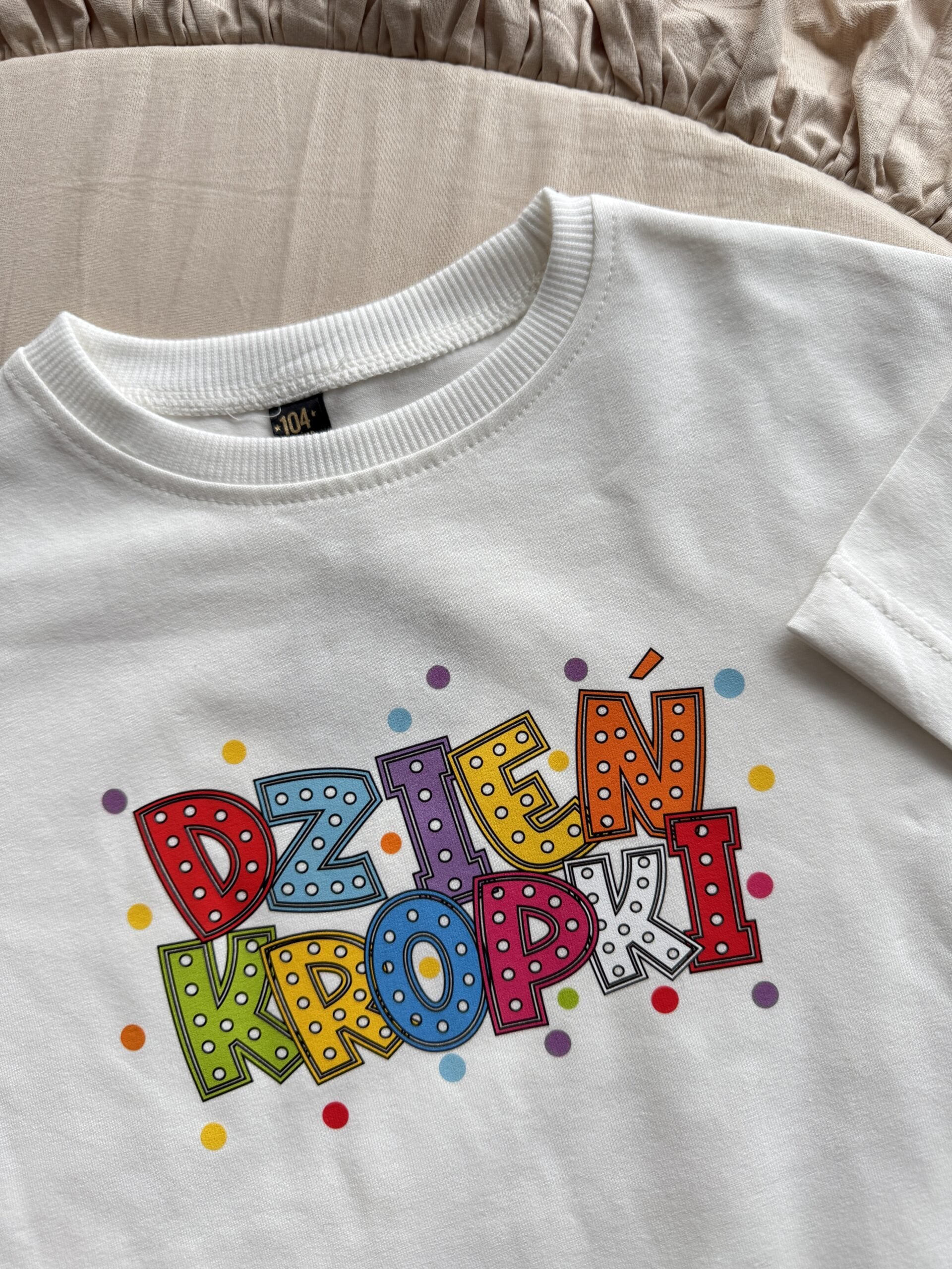 Koszulka ecru z krótkim rękawem dzień kropki rozmiar 104