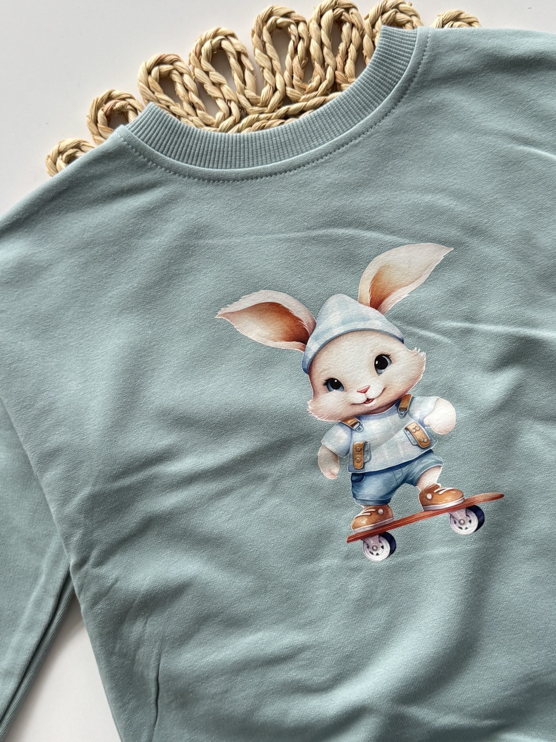 Bluza niebieska królik na deskorolce rozmiar 104