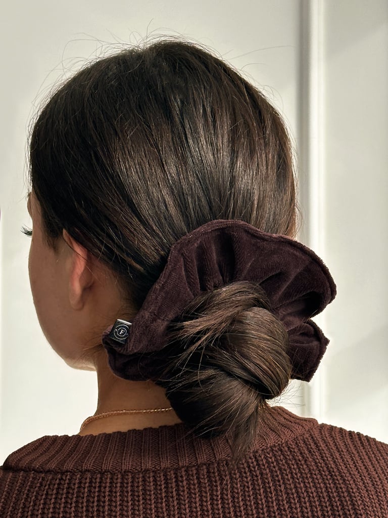 Gumka scrunchie do włosów welurowa brązowa