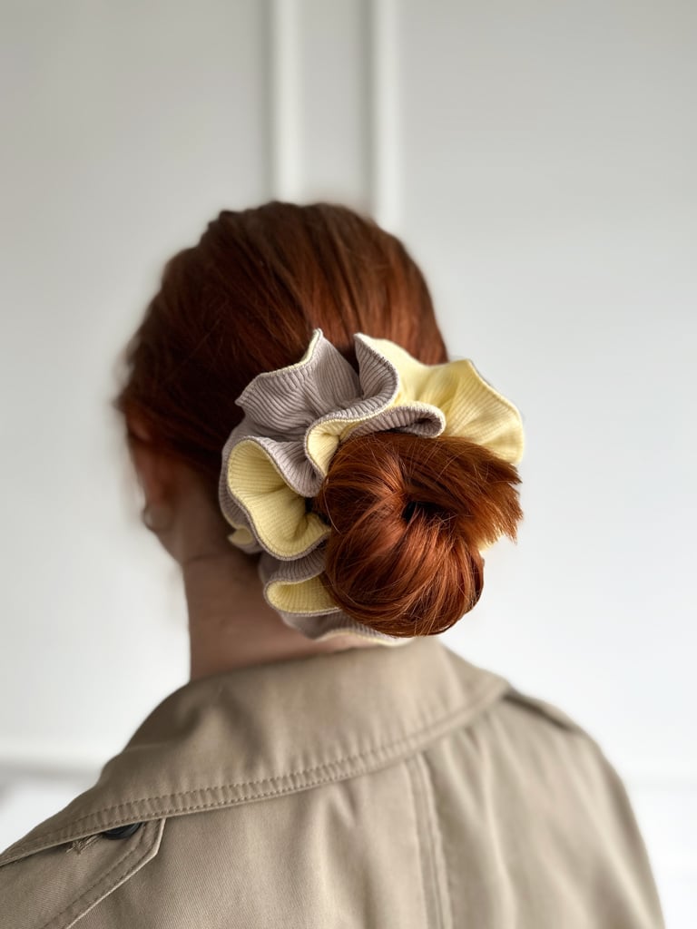 Gumka scrunchie do włosów prążkowana beżowo-żółta