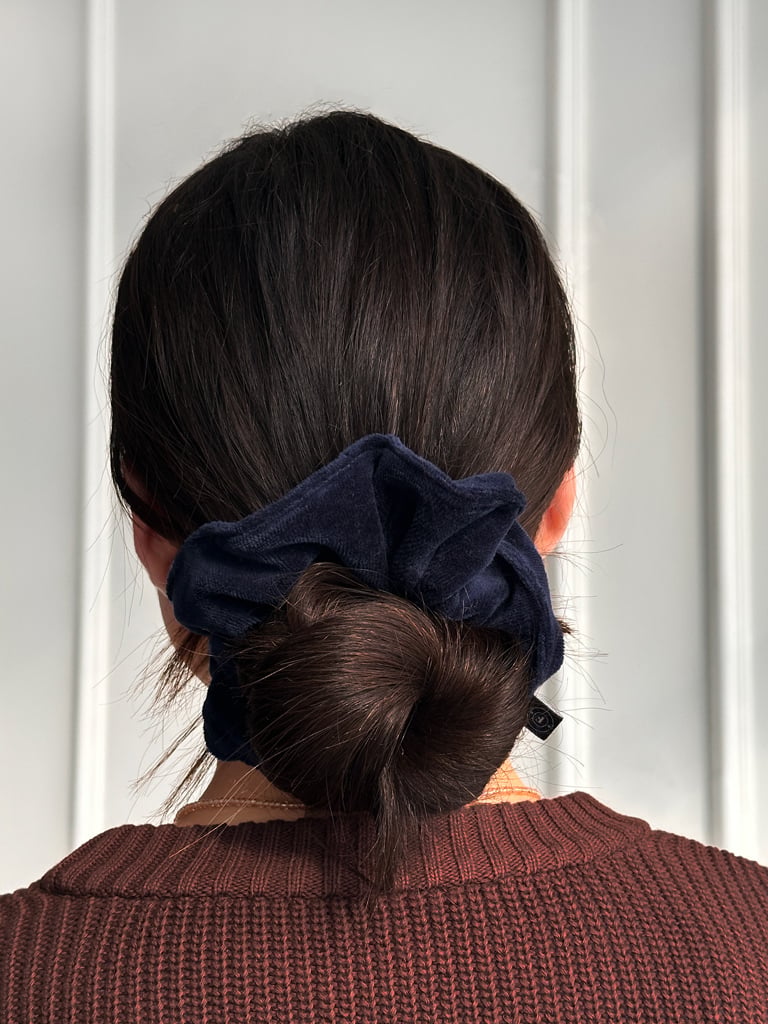 Gumka scrunchie do włosów welurowa granatowa