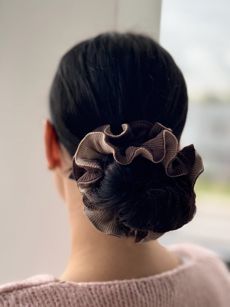 Gumka scrunchie do włosów prążkowana kawa brąz - obrazek 3