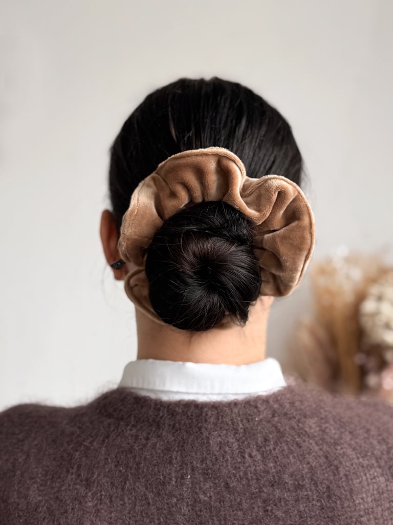 Gumka scrunchie do włosów welurowa ciemnobeżowa
