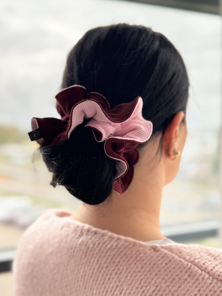 Gumka scrunchie do włosów prążkowana różowo-bordowa