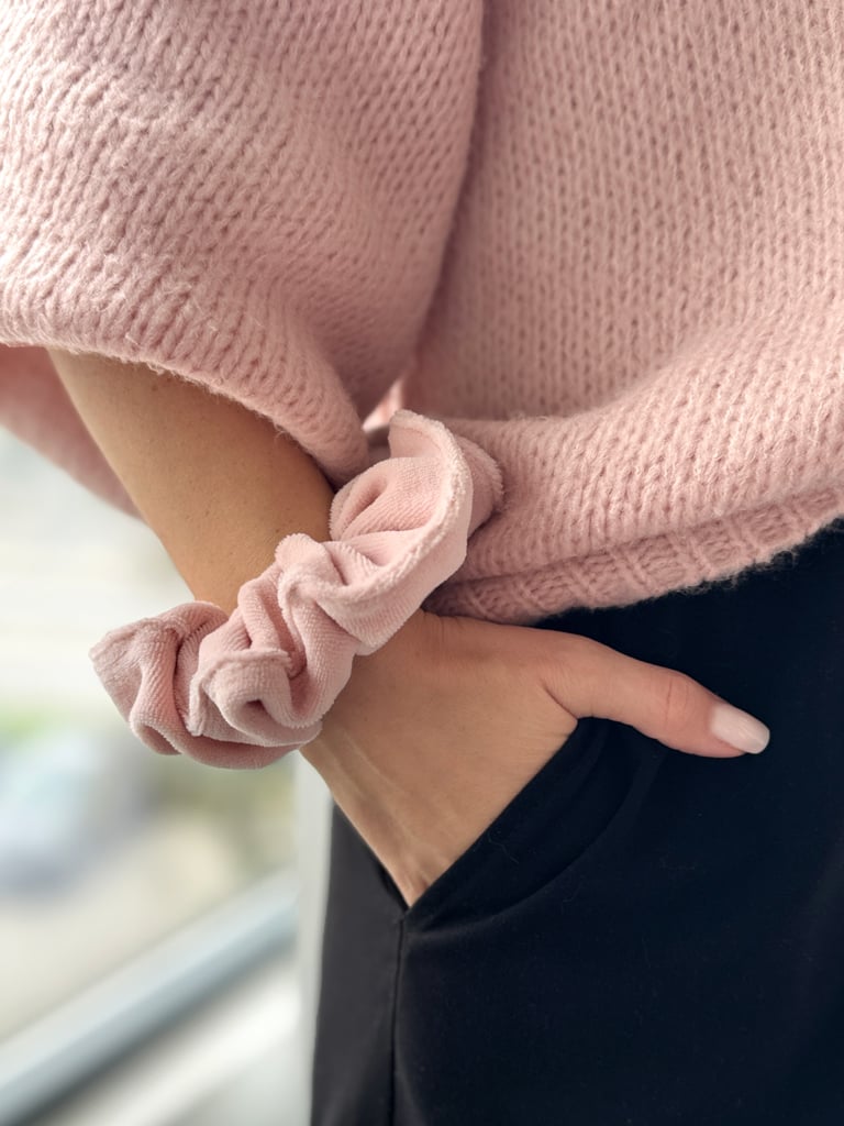 Gumka scrunchie do włosów welurowa pudrowy róż
